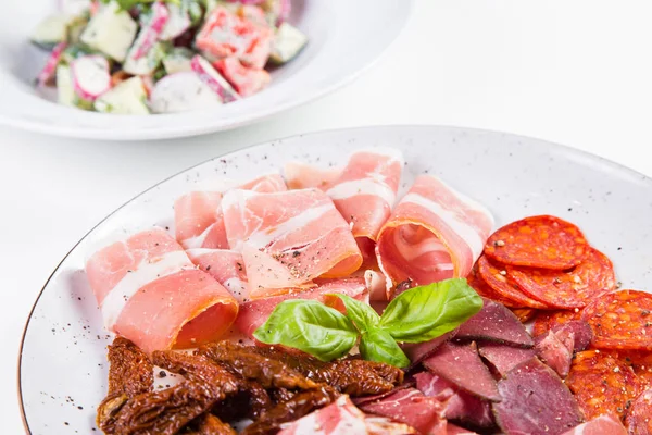 Antipasti Mit Schinken Wurst Und Frischem Basilikum Isoliert Auf Weiß — Stockfoto