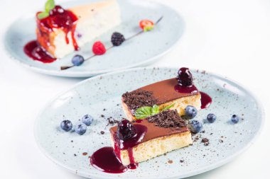 Çikolatalı kek ve çilek ve yeşil nane üzerinde beyaz izole ile güveç