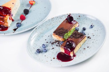 Çikolatalı kek ve çilek ve yeşil nane üzerinde beyaz izole ile güveç