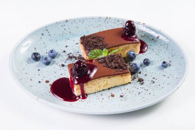 çilek ve yeşil nane üzerinde beyaz izole ile çikolatalı kek