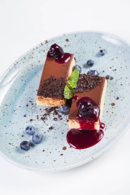 çilek ve yeşil nane üzerinde beyaz izole ile çikolatalı kek