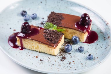 çilek ve yeşil nane üzerinde beyaz izole ile çikolatalı kek