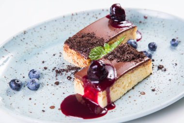 çilek ve yeşil nane üzerinde beyaz izole ile çikolatalı kek