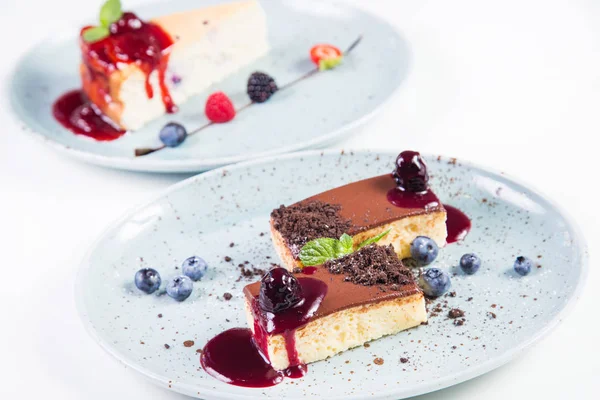 Çikolatalı kek ve çilek ve yeşil nane üzerinde beyaz izole ile güveç