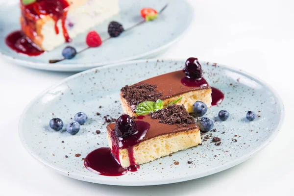 Çikolatalı kek ve çilek ve yeşil nane üzerinde beyaz izole ile güveç