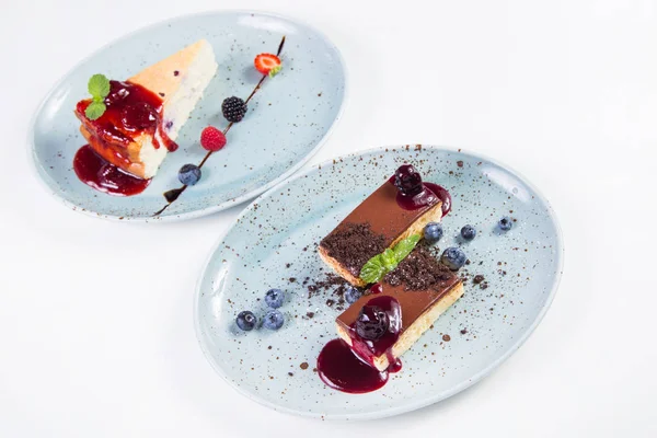 Çikolatalı kek ve çilek ve yeşil nane üzerinde beyaz izole ile güveç