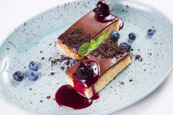 çilek ve yeşil nane üzerinde beyaz izole ile çikolatalı kek