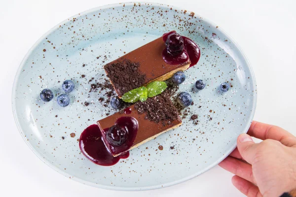 çilek ve yeşil nane üzerinde beyaz izole ile çikolatalı kek