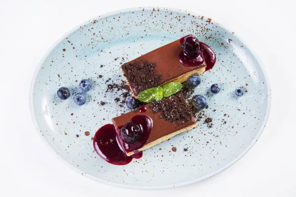 çilek ve yeşil nane whit üzerinde izole ile çikolatalı kek