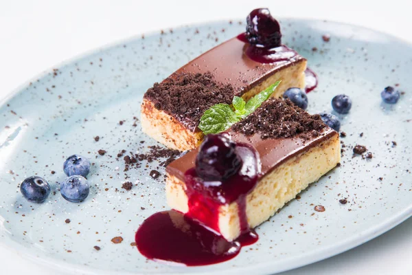 çilek ve yeşil nane üzerinde beyaz izole ile çikolatalı kek