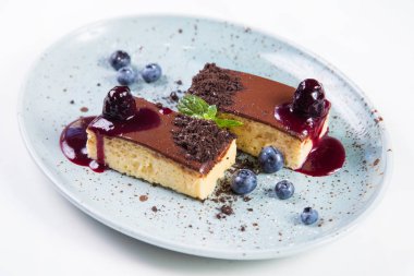 çilek ve yeşil nane üzerinde beyaz izole ile çikolatalı kek