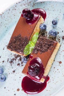 çilek ve yeşil nane üzerinde beyaz izole ile çikolatalı kek