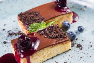 çilek ve yeşil nane üzerinde beyaz izole ile çikolatalı kek