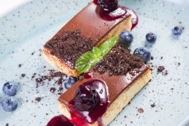 çilek ve yeşil nane üzerinde beyaz izole ile çikolatalı kek