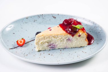 çilek, ahududu, böğürtlen ve nane ile tatlı güveç