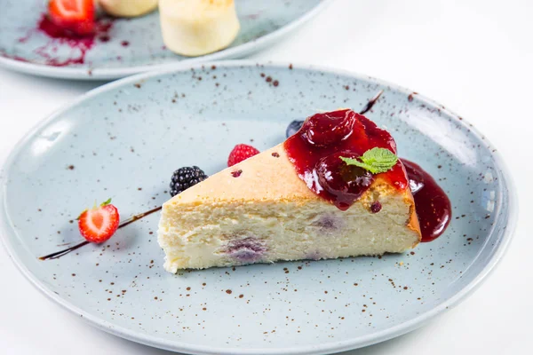 çilek, ahududu, böğürtlen ve nane ile tatlı güveç