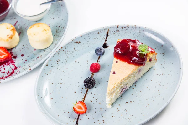 çilek, ahududu, böğürtlen ve nane ile tatlı güveç