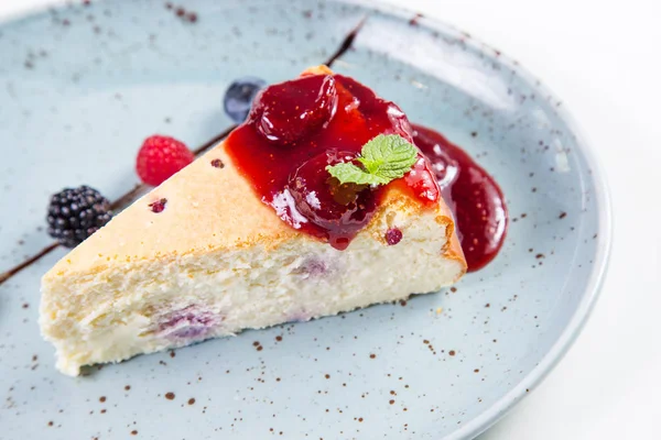 çilek, ahududu, böğürtlen ve nane ile tatlı güveç