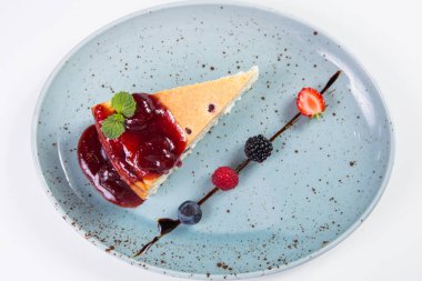 çilek, ahududu, böğürtlen ve nane ile tatlı güveç