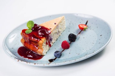 çilek, ahududu, böğürtlen ve nane ile tatlı güveç