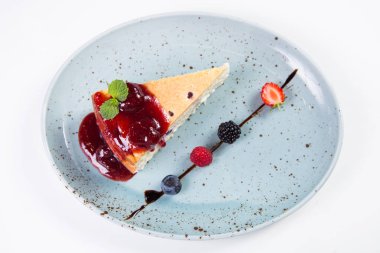 çilek, ahududu, böğürtlen ve nane ile tatlı güveç