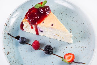 çilek, ahududu, böğürtlen ve nane ile tatlı güveç