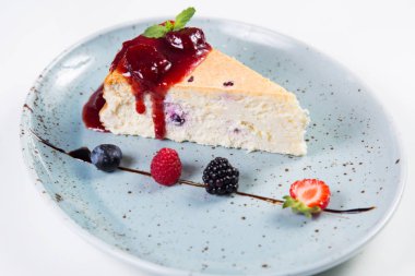 çilek, ahududu, böğürtlen ve nane ile tatlı güveç