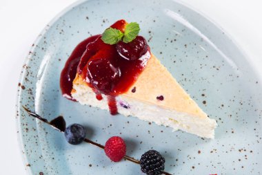 çilek, ahududu, böğürtlen ve nane ile tatlı güveç