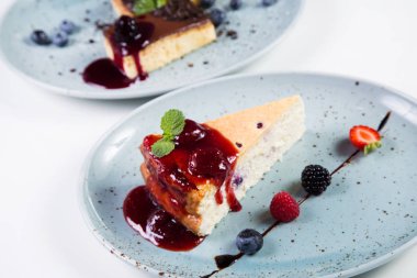 çilek, ahududu, böğürtlen ve nane ile tatlı güveç