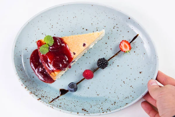 çilek, ahududu, böğürtlen ve nane ile tatlı güveç