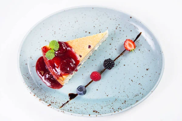 çilek, ahududu, böğürtlen ve nane ile tatlı güveç