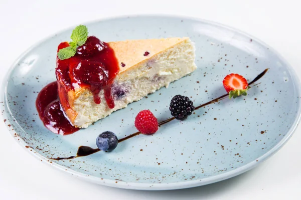 çilek, ahududu, böğürtlen ve nane ile tatlı güveç