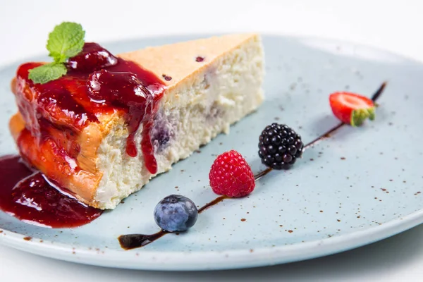 Sweet Casserole Strawberry Raspberry Blackberry Mint — Stock Photo, Image