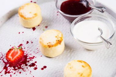 Üç küçük krep witn çilek beyaz izole