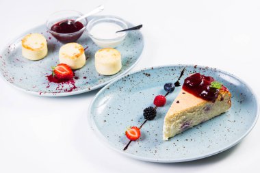 Üç küçük krep ve güveç witn çilek beyaz izole