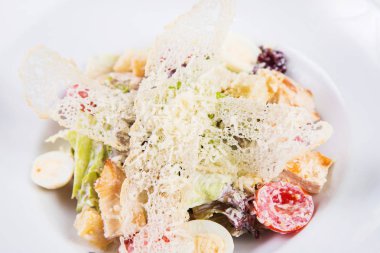 tavuk eti, yumurta ve beyaz tabak sebze salatası