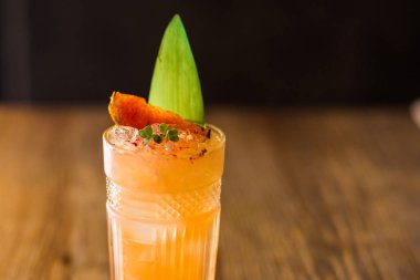 Restoran turuncu alkollü buz ile kokteyl ve narenciye