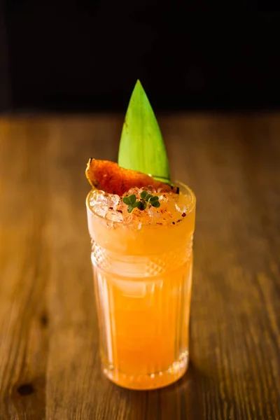 Cóctel Alcohólico Naranja Con Hielo Cítricos Restaurante — Foto de Stock