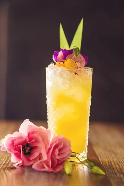 Cocktail Alcolico Giallo Con Ghiaccio Fiori Nel Ristorante — Foto Stock