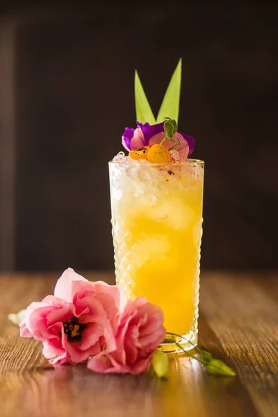 Cocktail Alcolico Giallo Con Ghiaccio Fiori Nel Ristorante — Foto Stock