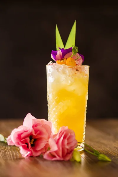 黄色酒精鸡尾酒与冰和花在餐馆 — 图库照片