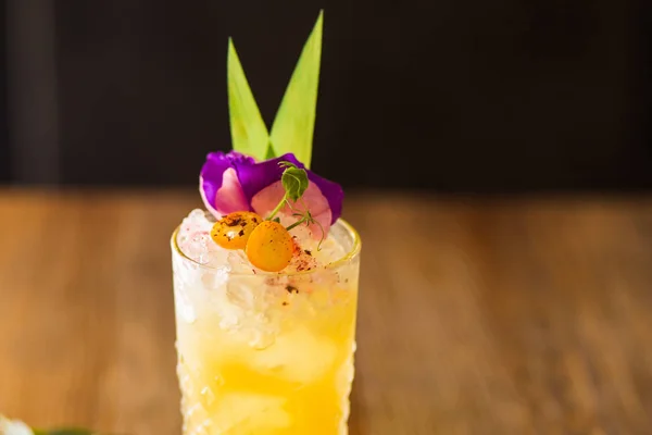 Žlutá Alkoholický Koktejl Ledem Květiny Restauraci — Stock fotografie