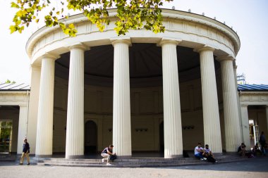 Kimliği belirsiz kişiler tarafından Elisa Çeşme Elisenbrunnen Aachen, Almanya. Pavilion 1822 yılında inşa edilmiş ve iki çeşme termal su ile içerir