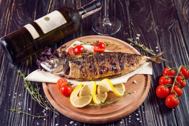 limon ve domates siyah arka plan üzerine kızarmış balık