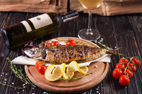 limon ve domates siyah arka plan üzerine kızarmış balık