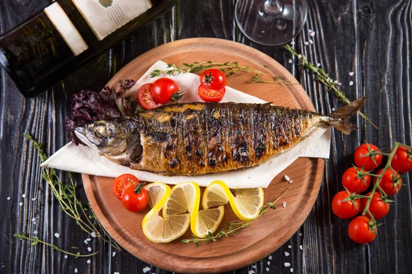 Pescado Frito Con Limón Tomates Sobre Fondo Negro —  Fotos de Stock