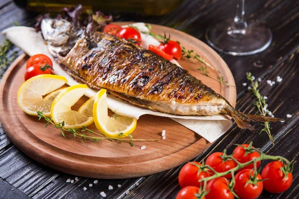 Pesce Fritto Con Limone Pomodori Sfondo Nero — Foto Stock