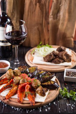 kızarmış sebze ve mantar resstaurant ahşap plaka üzerinde
