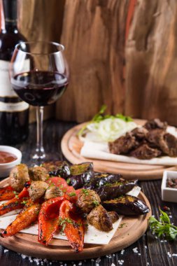 kızarmış sebze ve mantar resstaurant ahşap plaka üzerinde