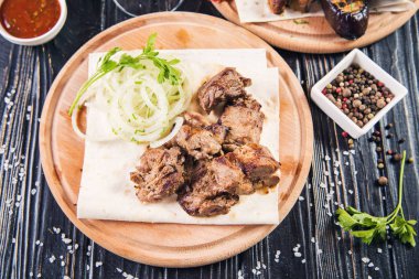 ızgara et soğan ve ahşap zemin üzerine kırmızı sos ile